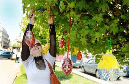 Предпасхальный Львов: праздничная ярмарка, огромные писанки и чудо-деревья